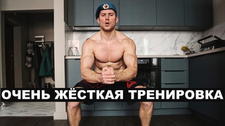 Десантник выполняет армейский норматив «шагом марш»
