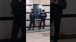 Угодливая прислуга чинуш Москвы ППС ОМВД Щукино выполняет охрану ТПУ Щукино от старушек-цветочниц...