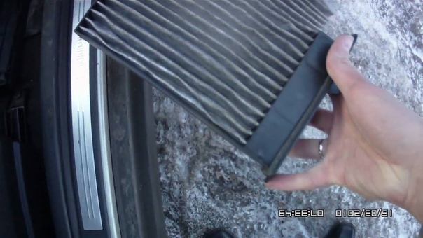 Замена фильтра салона на Тиида, Changing the cabin air filter in