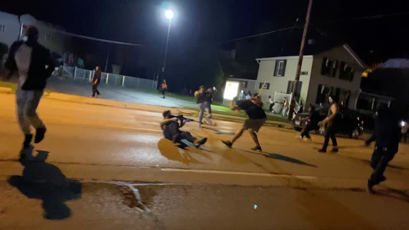 Un homme ouvre le feu sur les manifestants à Kenosha, deux