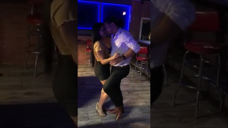bailando bachata con una venezolana, la