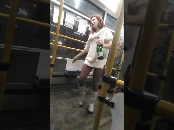Стриптиз девушка танцует под кайфом нас на