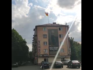 Пятиметровый флаг появился над баннером Махамата Томаева.
