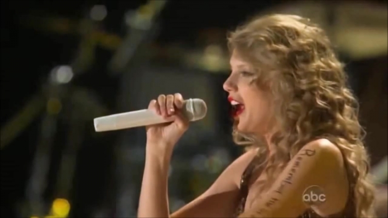 Taylor Swift Sparks Fly ( Live on CMA Music Fest