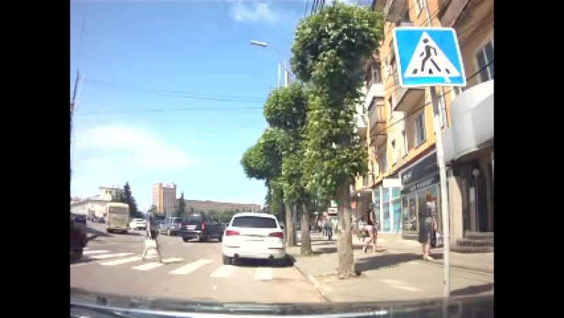 Девушка водитель избивает девушку
