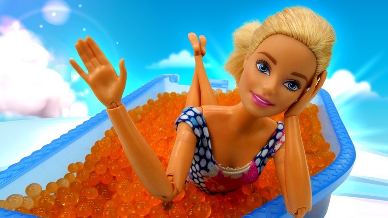 Vidéo en français pour enfants. Barbie dans le salon SPA. Jeux avec les