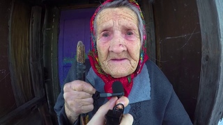 Школьники помогли 93-летней бабушке убрать снег