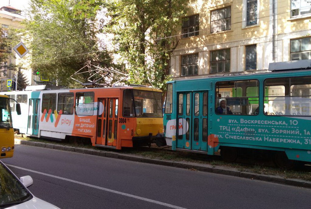 В Днепре трамвай сошел с рельс: движение заблокировано  Это картинка