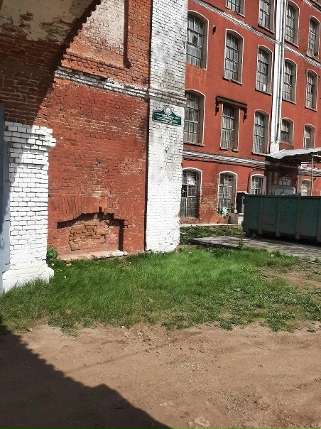Арки окон повсюду торчат из земли.Друзья. Вы когда...