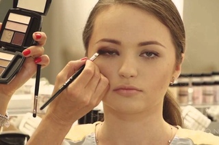 kosmetika Визуальная коррекция широко поставленных глаз от Avon