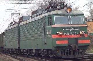 Электровоз ВЛ11-572 с грузовым поездом, съезжает на Фрязинскую ветку!